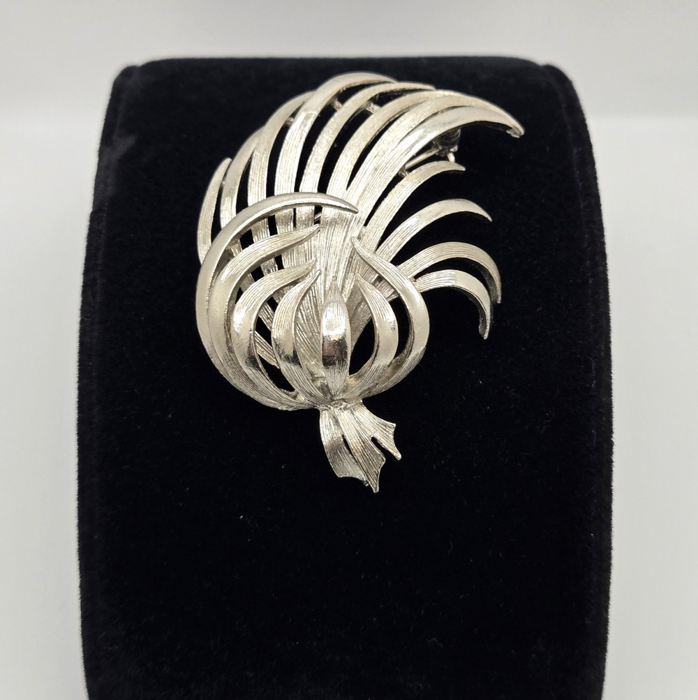 Vintage Lisner Brooch Silvertone Spiky Floral Swag Swirl Pin Retro Midcentury 2"
